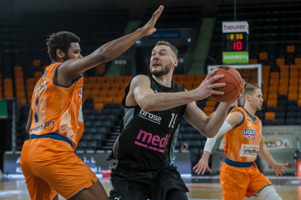 家豪门的关 家豪门的关